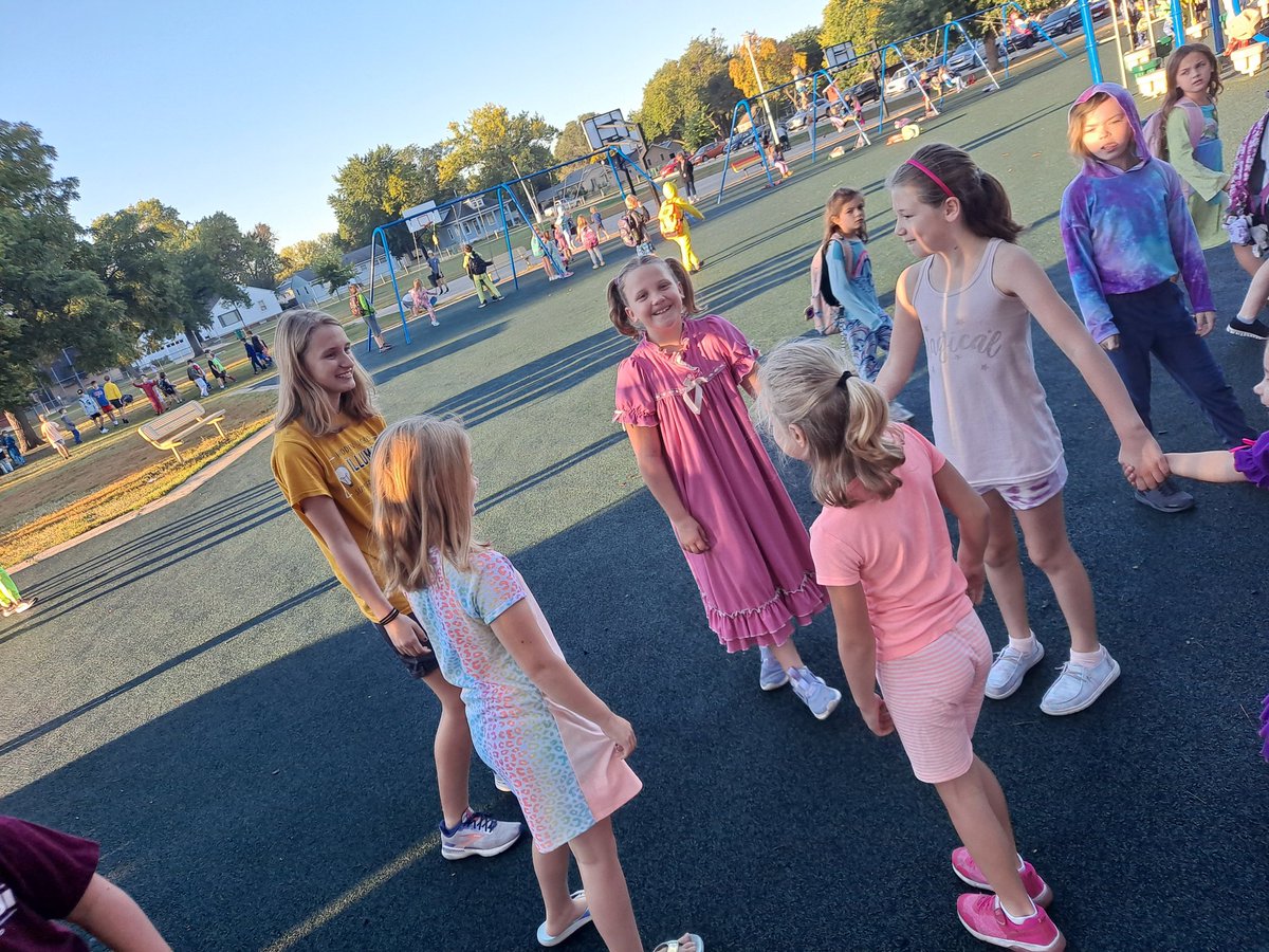 BojiXC's tweet photo. Homecoming Week means connecting with the future! Had fun at OES this morning... but I think the GaGa skills could use some work!! #proudtobeone #pioneers #pride #future https://t.co/kQQVFt4co3