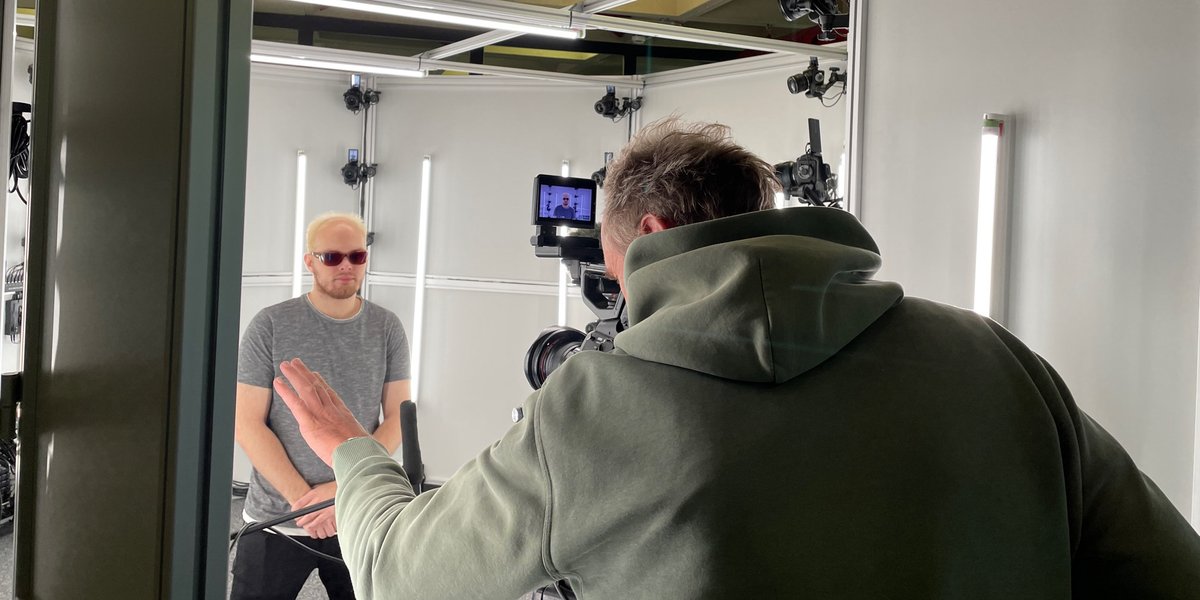 HyLeC_TUDo's tweet photo. "Und Action!" heißt es heute in unserem Hauptquartier. Im Auftrag von @inno_lehre entsteht ein Video, dass zeigt, wie unsere Lernumwelten in der @unibib aussehen und welche Angebote wir für die Studierenden der @TU_Dortmund entwickeln. #hybrid #DigitalCampus #MakerEducation https://t.co/YKMy7Tv6Ny