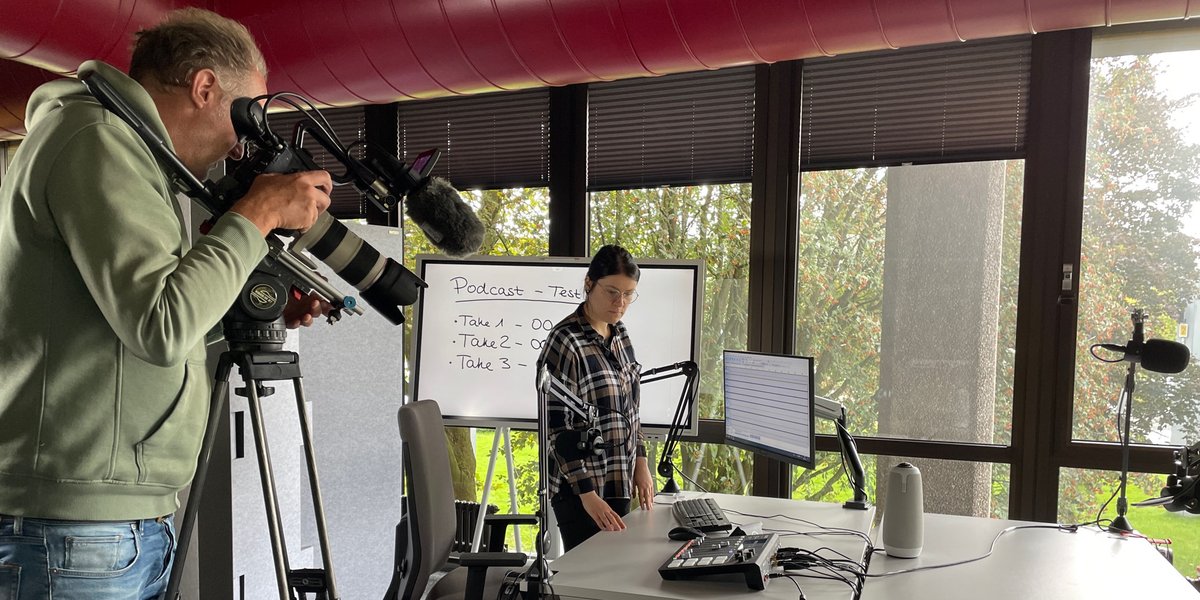 HyLeC_TUDo's tweet photo. "Und Action!" heißt es heute in unserem Hauptquartier. Im Auftrag von @inno_lehre entsteht ein Video, dass zeigt, wie unsere Lernumwelten in der @unibib aussehen und welche Angebote wir für die Studierenden der @TU_Dortmund entwickeln. #hybrid #DigitalCampus #MakerEducation https://t.co/YKMy7Tv6Ny