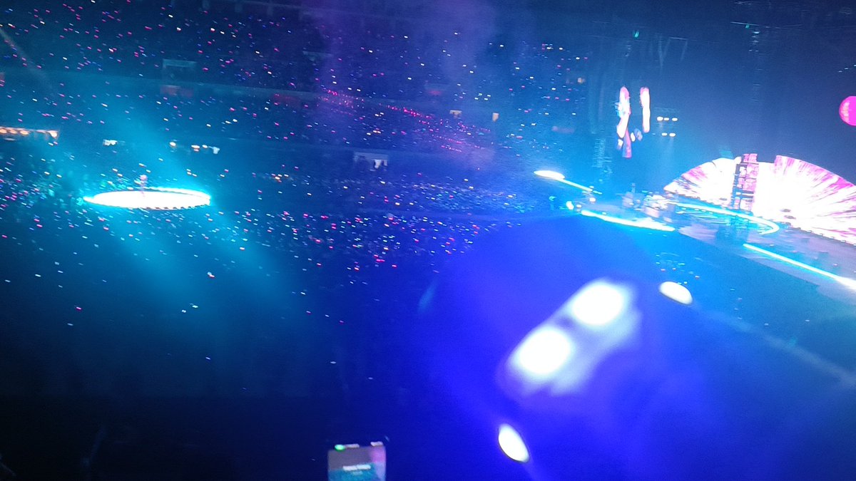 dannitrick's tweet photo. Uno de los mejores días de mi vida😍 #coldplayenlima @coldplay 💜❤️🧡💛💚💙🪅🫶🏻 https://t.co/DiCPtoAsc3