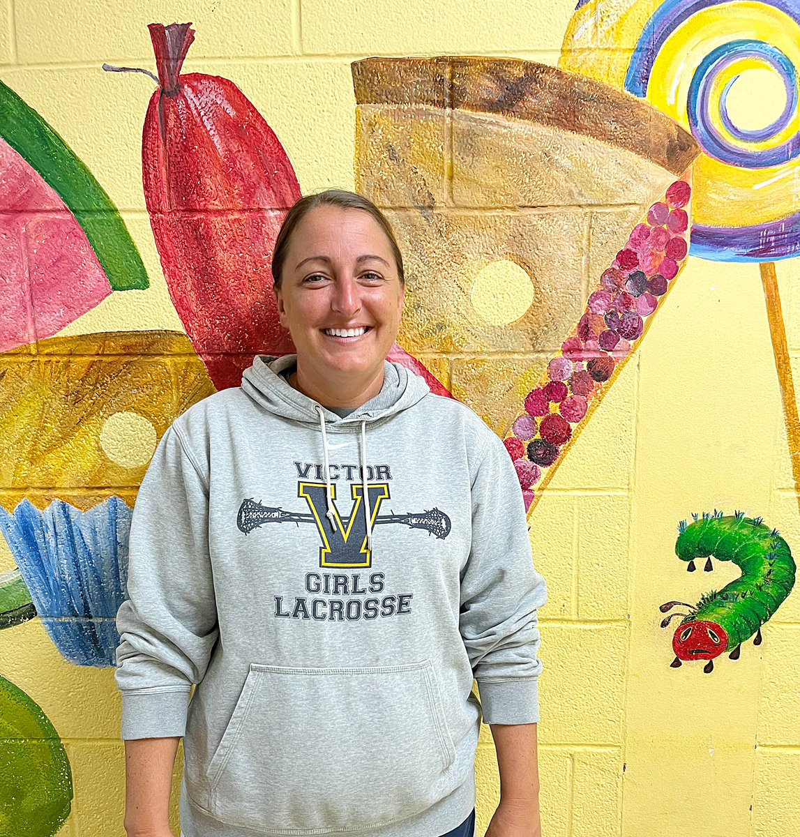 Meet the 2022-2023 ECS PE Staff! Mrs.Smith will be teaching Kindergarten &amp; First Grade. 
🍦Favorite Ice cream- Gifford’s Fly Fishing Fudge
💜Favorite Color- Purple
🦸🏻‍♂️Favorite Super hero- Hulk               🎄Favorite holiday- Christmas
🥍Favorite sport - Lacrosse