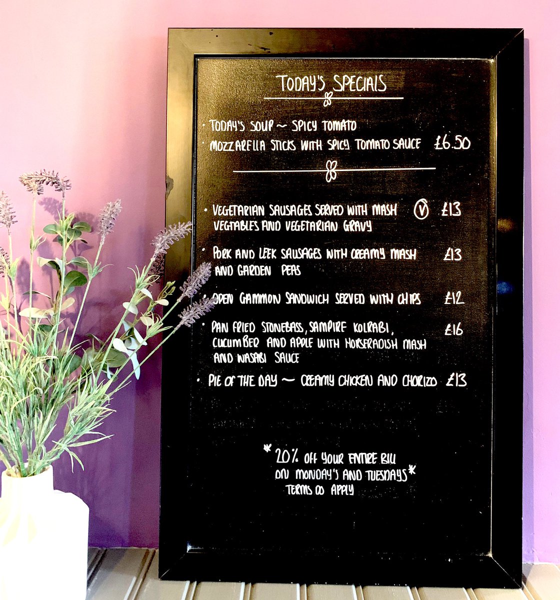 TheTalbotInnS75's tweet image. It’s 20% off your ENTIRE bill today and todays pie of the day is chicken and chorizo 🤤

Happy very monday ish Tuesday 🤣🤗 #homemade #pieweather #pubgrub