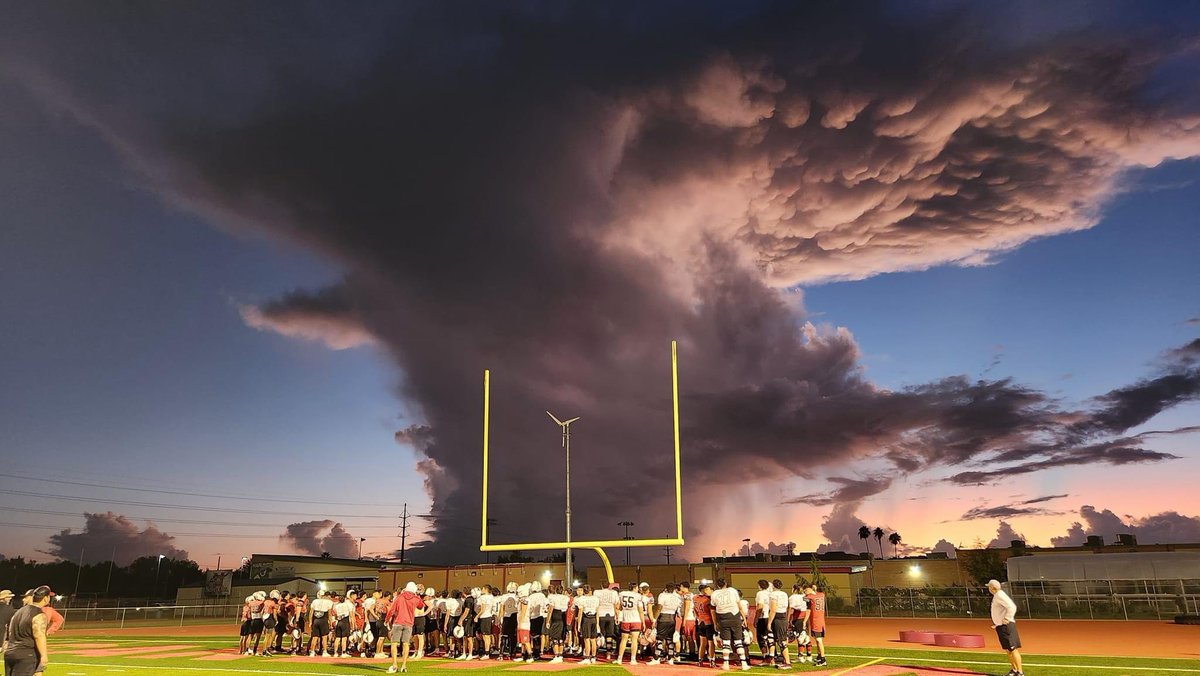 hcfb_official's tweet photo. The day is ours!  💪 🏈 

@HarlingenC @donrandyb @reydeleon76 @CoachBLedesma @Kledesma3 @mannyg3247 
#csnd #mtxe #iiwii https://t.co/OP8bljPRC8