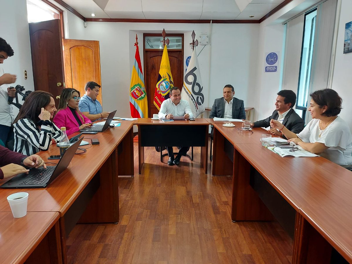 CongopeEcuador's tweet photo. Acompañamos al prefecto de Zamora Chinchipe @CleverJimenez69 a la reunión con el gerente general del @BDEcuadorBP para revisar los saldos por desembolsar de los programas #FinGad y otros trámites pendientes, en el marco de los compromisos acordados en la #AsambleaDePrefectos https://t.co/XqPr0mypRW