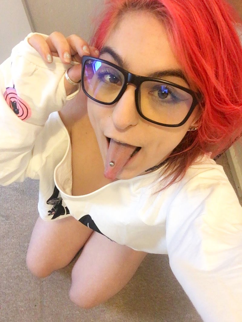 JennyStyle_Kiss's tweet photo. #feierabend bin so K.O heute musste auf der Arbeit so viel durch die Gegend laufen, wer massiert mir jetzt Füße ? 🦶
•
#nerdlife #nerdgirl #dienstag #brille #nachmittag #müde #potd #zungenpiercing #selfination #follow https://t.co/7g1ToeUTUB