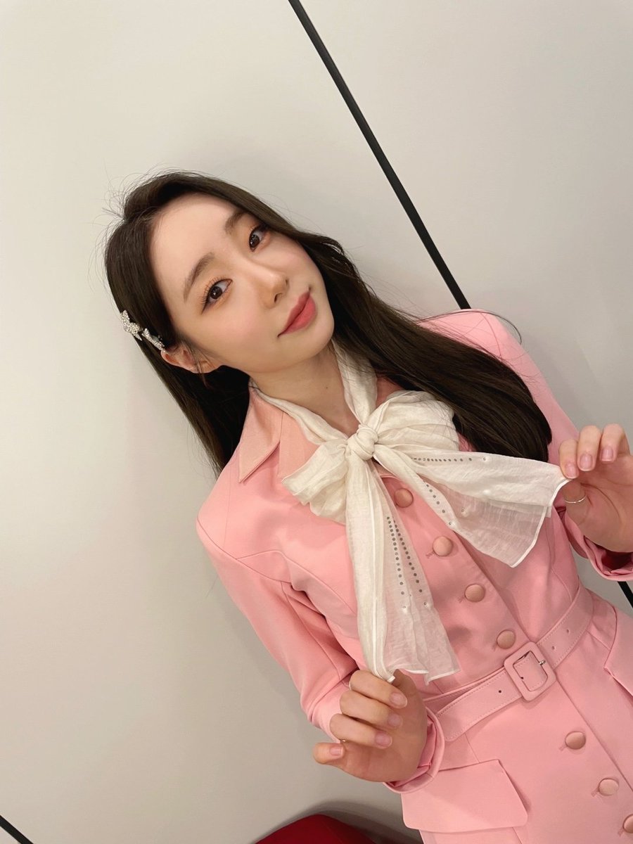 #연정 언니 성량으로 오존층 뚫어쭈..😲‼️ #우정 에게 #우쭈 가 주는 #우주소녀 연정 언니의 첫공연 기념 사진 선물이다쭈🎁

#사랑의불시착
#UZZU #우쭈그램