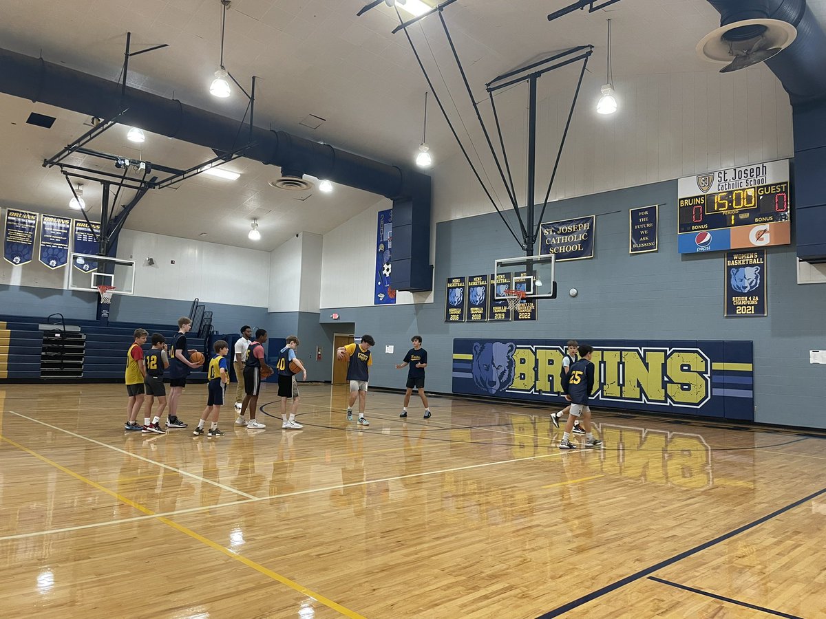 MikeHowell_12's tweet image. Our middle school guys working hard to get better! #OWE