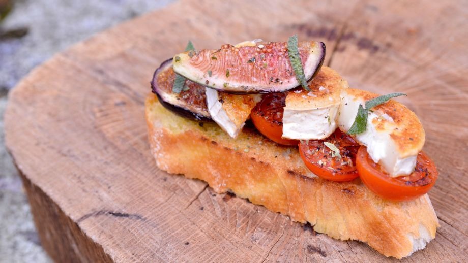 El higo, tan dulce, suculento y nutritivo.
👉Ya sabéis lo mucho que nos gusta combinarlo con nuestro queso de cabra, ya sea en tostas con diferentes rulos, como nuestras perlas rellenas ¡una gozada!
lacteascobreros.com
Grupo Quesos-tgt
Imagen Cuerpomente 💙
#quesodecabra 🐐