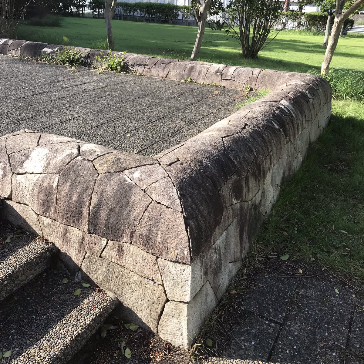 yanakenKen's tweet photo. え、なにこの石積み。と近づくと閑谷学校の縮小版を移設した模様。場所は瀬戸パーキングエリア https://t.co/QEKAU7DXJu