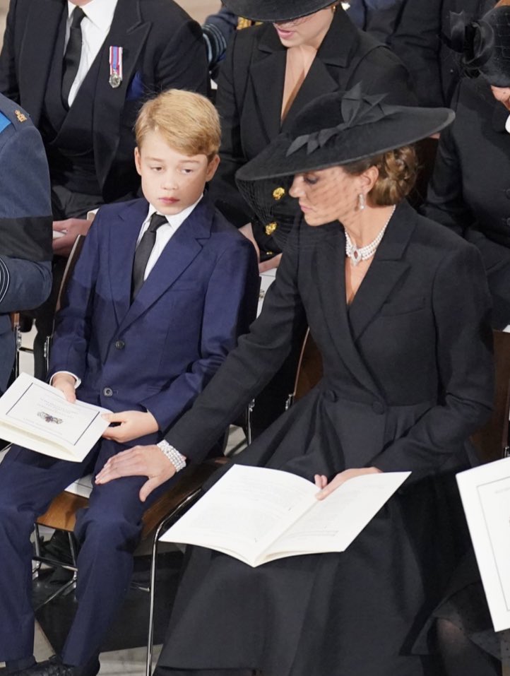 RoyallyBelle_'s tweet photo. The Princess of Wales reassuring Prince George and Princess Charlotte during the funeral service was lovely to see❤️ https://t.co/nfRKjO9c52