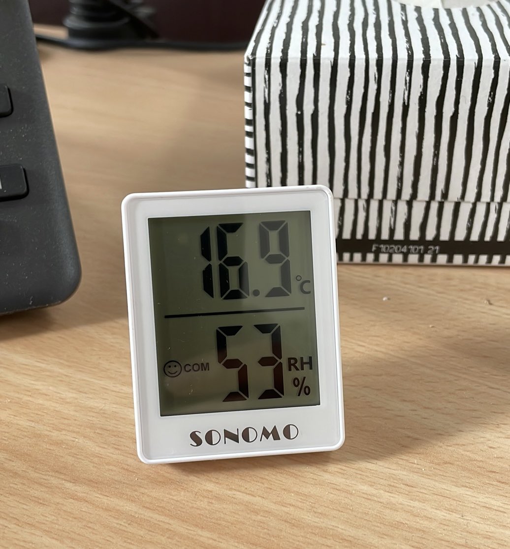 Temperaturen heute im Büro - kleiner Vorgeschmack auf den Winter 🥶 Obwohl es dann ja immerhin 2,1 Grad mehr sein werden 🥵 Tipp für alle, die dann ins Büro müssen: Mütze, Schal, Handschuhe, beheizbare Einlegesohlen, beheizbare Winterjacke. Oder sind die gesetzlich verboten 🤔