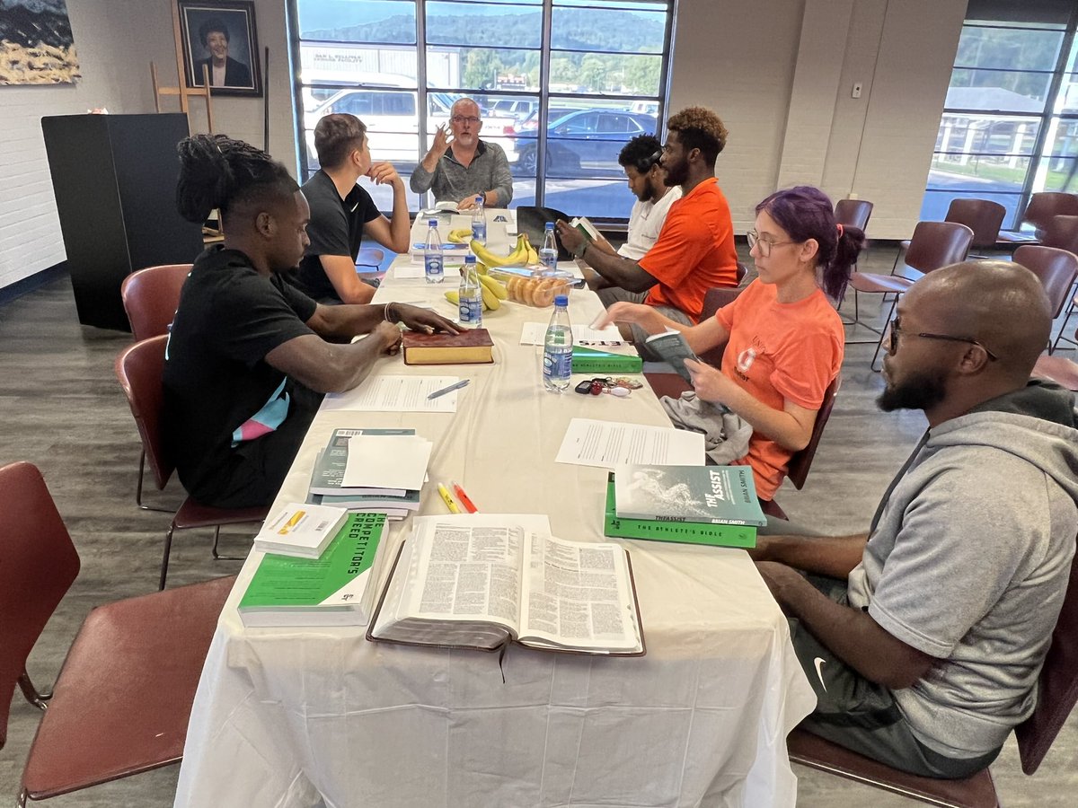 unioncollegefca's tweet photo. We gathered to open up God’s Word from the Book of James, along with some donuts,
bananas and water last night. 

We meet in the Patridge Room
6pm, on the first floor of the Student Center.

You matter to God and to us. https://t.co/XSJmo6jO2n
