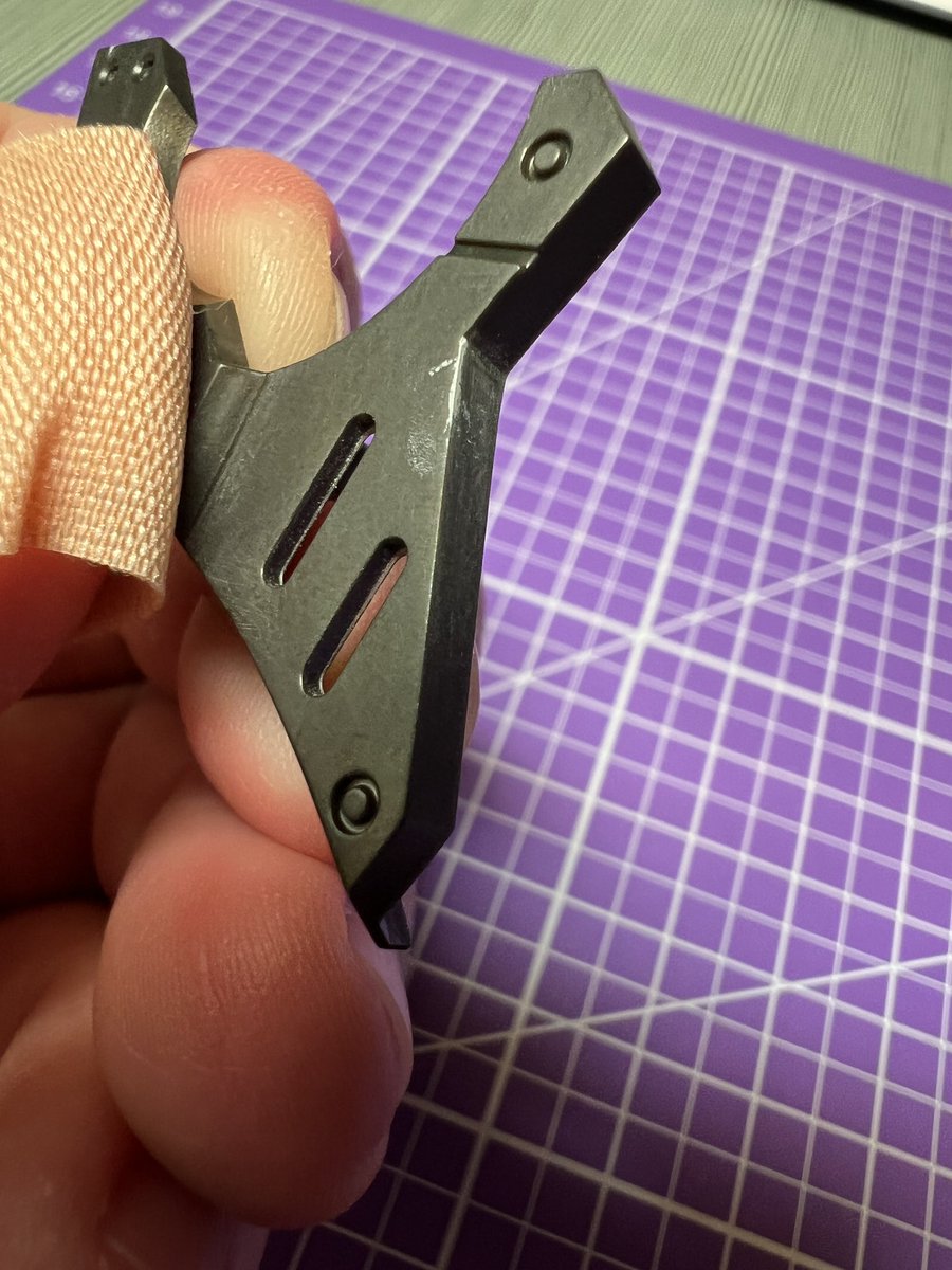 ZoidsBuilder's tweet photo. Finishing the final piece of sprue A1, filled in a slight dent on the edge of this piece due to incomplete formation of the plastic while in the mold #kotobukiya #zoids #zoidshmm #lightningsaix #ez035 #hmmzoids https://t.co/hEqibY8OtD