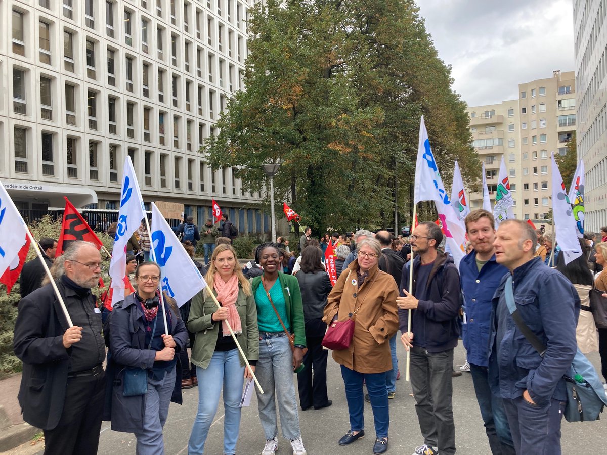 🔴 En direct du rassemblement des établissements mobilisés devant le rectorat de <a href="/AcCreteil/">Académie de Créteil</a> ! ✊📢🔥

Explosion des effectifs, postes non pourvus, personnels non remplacé•es : NON, la rentrée ne s’est pas bien passée !
#NotreVraieRentrée

<a href="/93Fsu/">https://bsky.app/profile/fsu93.bsky.social</a> <a href="/SnesFsuCreteil/">SNES-FSU CRETEIL</a> <a href="/SNESFSU/">SNES-FSU</a>