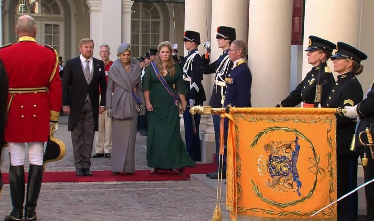 Koningin Maxima heeft vast een wintertenue aangetrokken. Het belooft een strenge winter te worden. #prinsjesdag2022 Foto: NOS