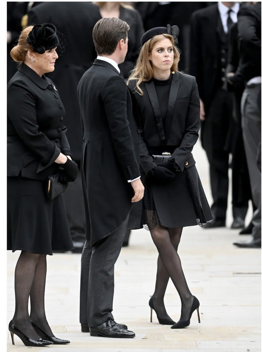 BMG03210251's tweet photo. Again WHAT was wrong with Meghan’s dress? https://t.co/A8ksBdE0uZ