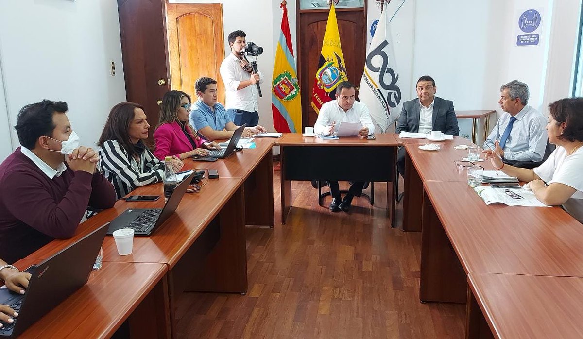 CongopeEcuador's tweet photo. Nuestra directora @IsabelProano acompañó también a @RafaelDavilaE de la @prefecturaLoja durante el diálogo que mantuvo con @hcastanierj del @BDEcuadorBP para revisar los trámites pendientes de los proyectos ingresados #FinGad https://t.co/tuP8D1Mdqk