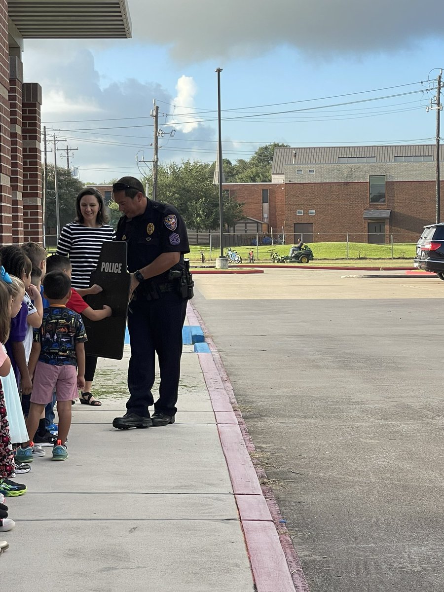 MMCounselorLife's tweet photo. Focusing on our character trait RESPECT while enjoying the morning with LPPD and learning about respecting laws/rules and our first responders! #ChooseLP @jloz82 @lpisd @RIZZUTOELEM https://t.co/0dftGGnBX4