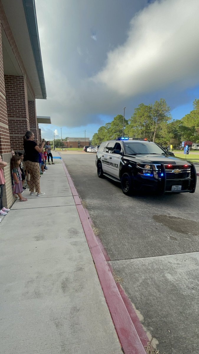 MMCounselorLife's tweet photo. Focusing on our character trait RESPECT while enjoying the morning with LPPD and learning about respecting laws/rules and our first responders! #ChooseLP @jloz82 @lpisd @RIZZUTOELEM https://t.co/0dftGGnBX4