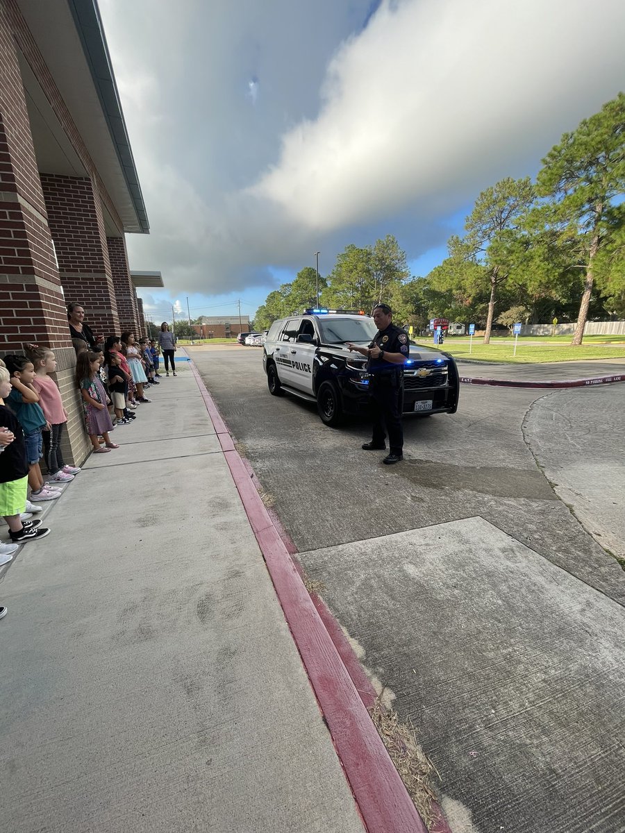 MMCounselorLife's tweet photo. Focusing on our character trait RESPECT while enjoying the morning with LPPD and learning about respecting laws/rules and our first responders! #ChooseLP @jloz82 @lpisd @RIZZUTOELEM https://t.co/0dftGGnBX4