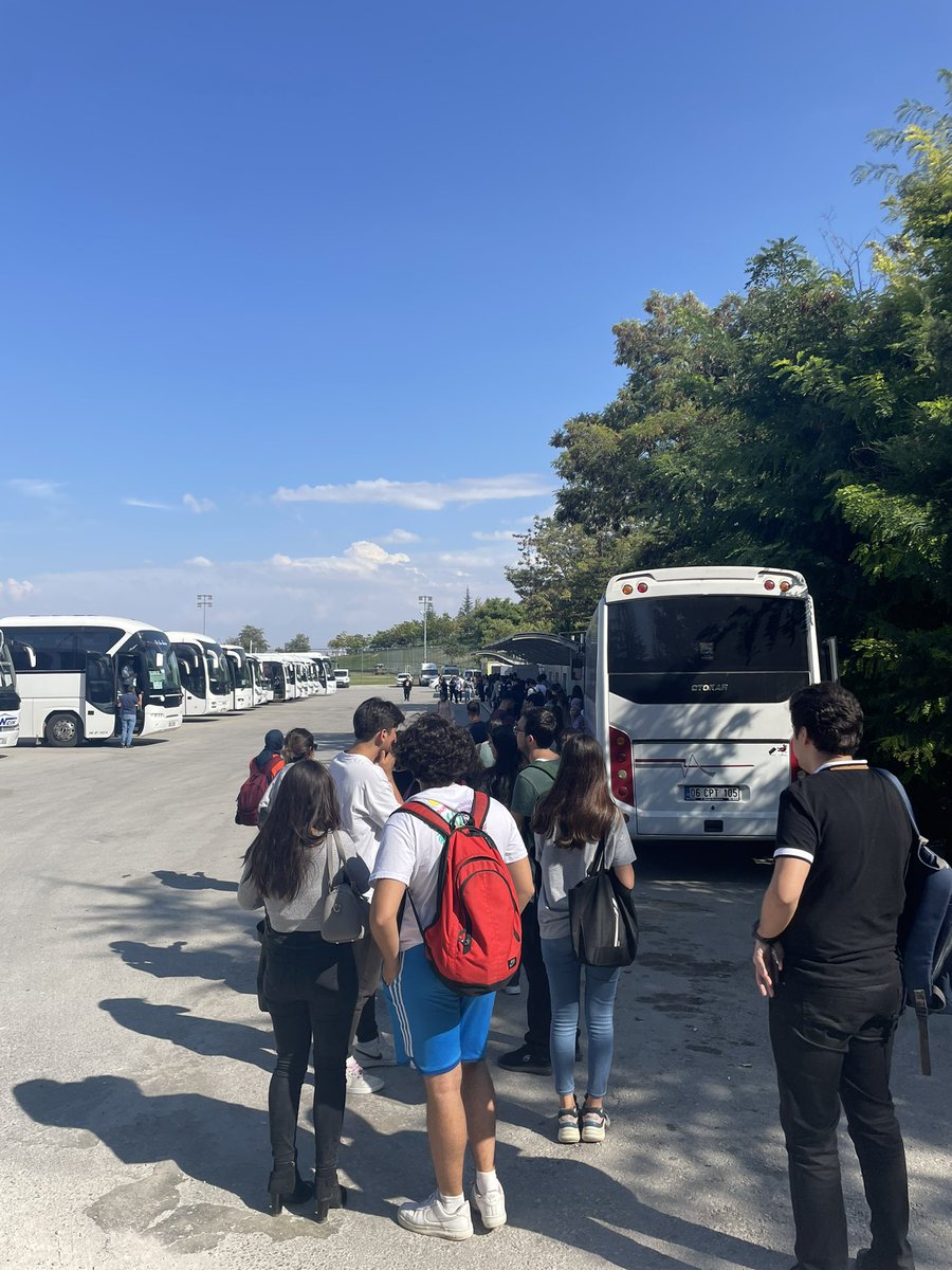 baskentsdt's tweet photo. Başkent Üniversitesi’nin bünyesinde bulundurduğu servislerin sayılarını azaltması saatlerce beklenen uzun kuyrukları beraberinde getirmiştir. Okulun şehre çok uzak olması öğrencileri taksilere zorunlu bırakmıştır. 
#başkentüniversitesi 
#başkentservisimedokunma https://t.co/xPsWDiE01i