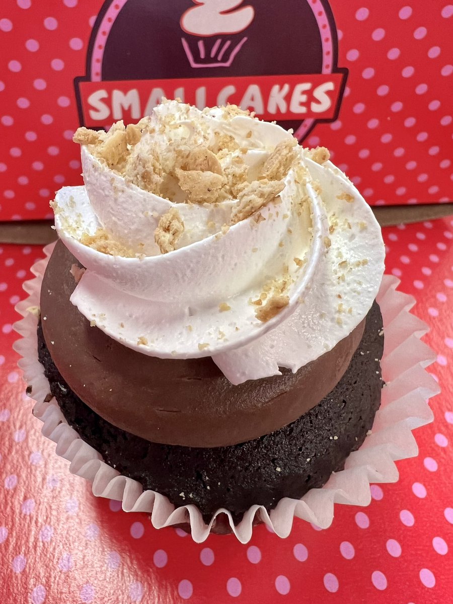 SmallCakesNDH's tweet photo. We’re all about #Cookies today! #StuffedCookie &amp; #MilkAndCookies! Plus we have #ChocolateCreamPie #Cupcakes +17 #delicious daily #cupcake flavors! Order pickup 404.621.9634 or https://t.co/MTIy7NF1eE! Or get delivery @ UberEats or DoorDash! https://t.co/uQo1PyN9kQ