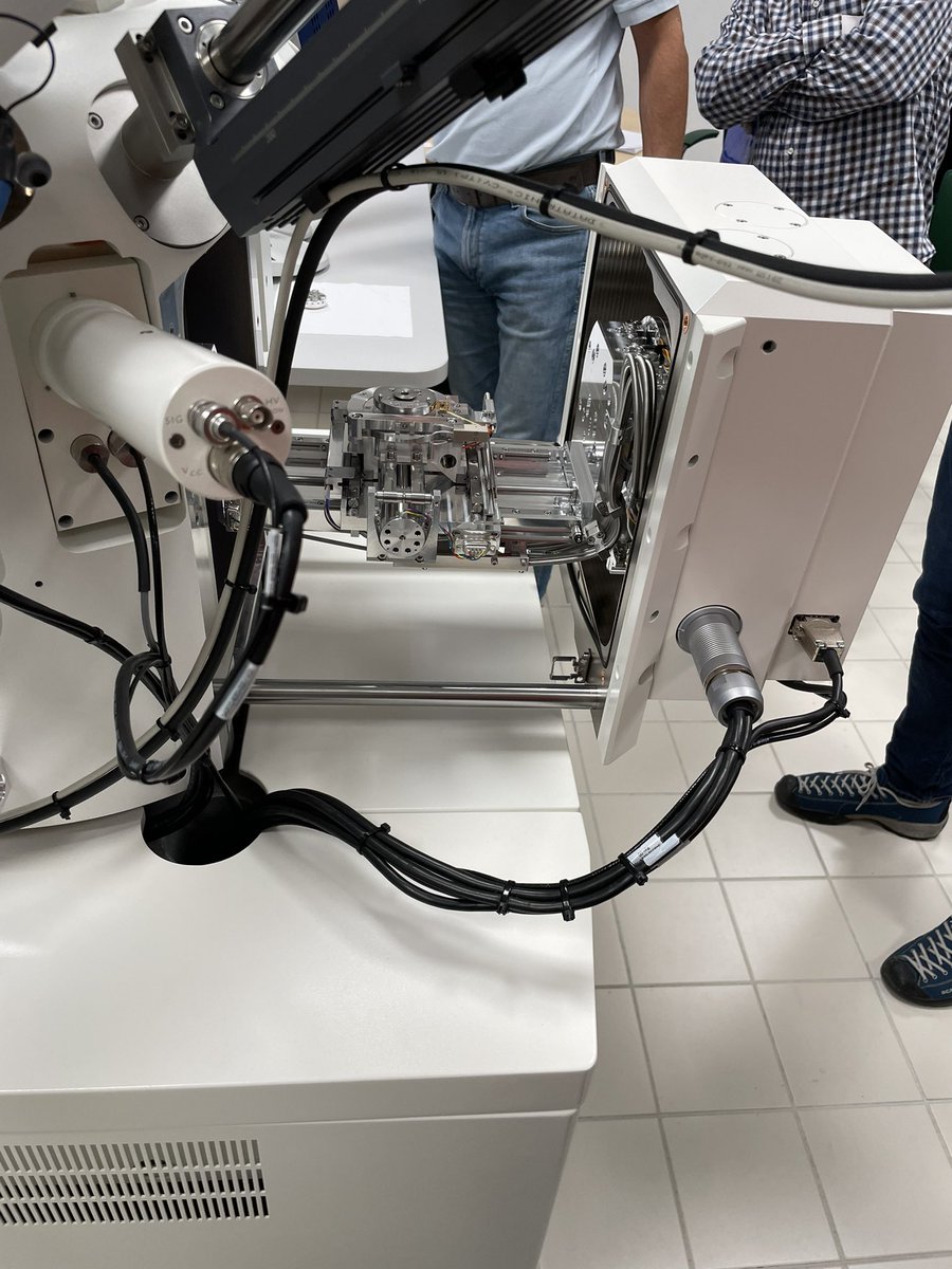 CISUP1's tweet photo. Training in progress at @CISUP1 Crossbeam 550 FIB-SEM lab! @Unipisa @RicercaUnipi @INFN_ https://t.co/vTVuSaqJv0