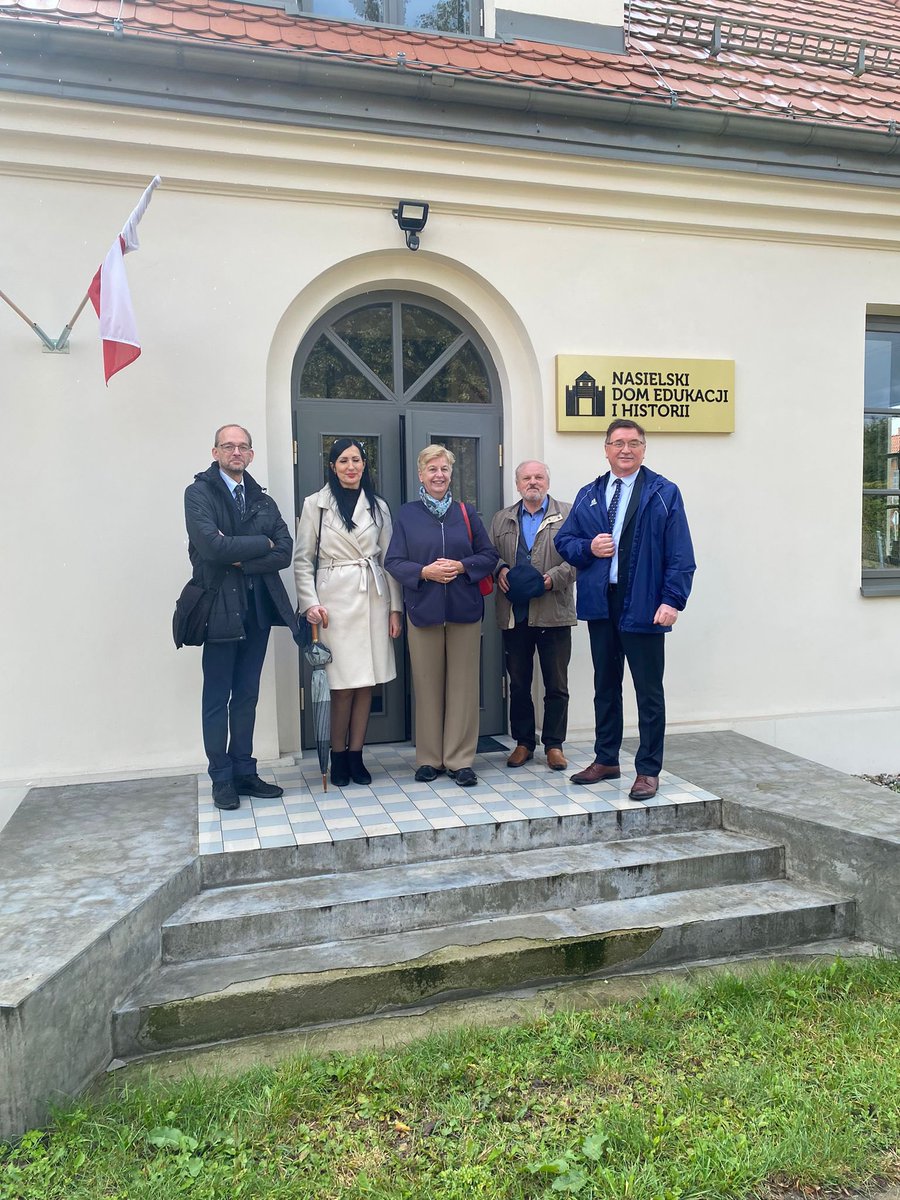 DaphneBergsma's tweet photo. @BStigter1 Three Minutes: a Lengthening inspired @NLinPoland to visit #Nasielsk and look for traces of its #Jewish cultural heritage. Unfortunately hardly anything is left. But Mayor #Ruszkowski certainly keeps the memory alive! https://t.co/Wq93ZnvlJa