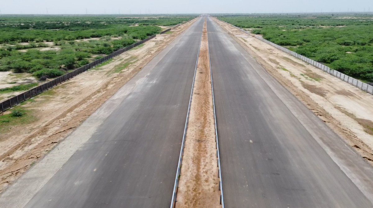 nitin_gadkari's tweet photo. Making #NewIndia: The Hub of World Class Infrastructure  under the leadership of PM Shri @narendramodi Ji.

The project for 6 lane access controlled Greenfield Highway from Rajasthan/Gujarat Border to Santalpur section of NH-754A is in full progress.
#PragatiKaHighway #GatiShakti https://t.co/WoOqO2sEcm