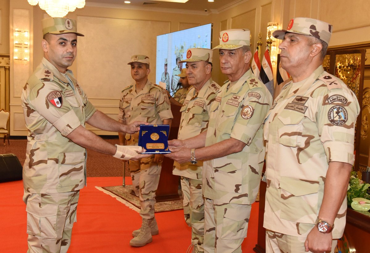 EgyArmySpox's tweet photo. #المتحدث_العسكرى : الفريق أول / محمـد زكى القائد العام للقوات المسلحة وزير الدفاع والإنتاج الحربى يكرم عدداً من المتميزين من رجال قوات حرس الحدود ... https://t.co/CNwnj2Pbuk