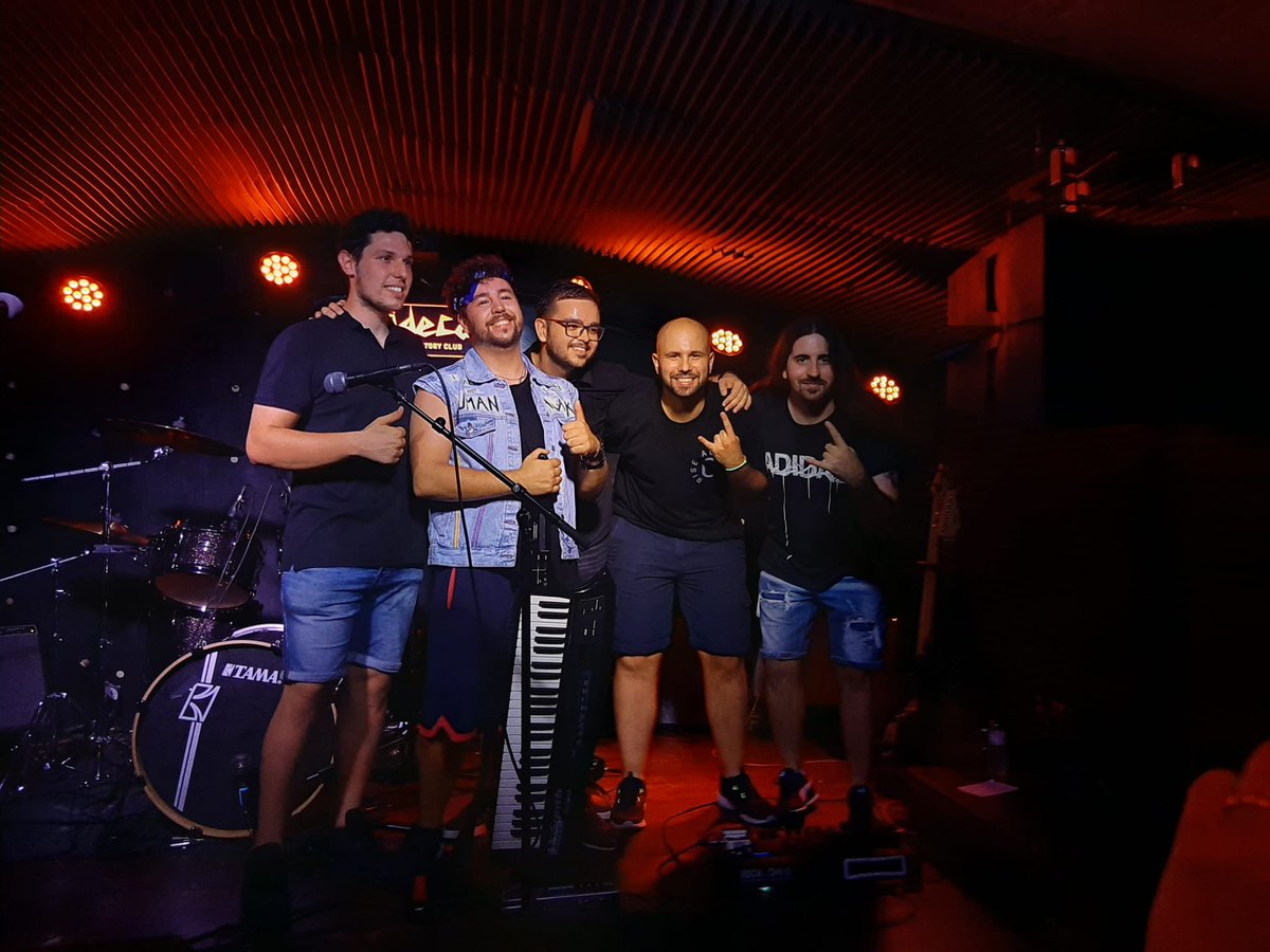 Després d'unes vacances d'estiu profitoses (estem desitjant que escolteu els nous temes que estan sortint) tornem a publicar per aquí. 

Dintre de molt poc us donarem una notícia prou grossa (Se vienen cositas).

¡Estigueu atents!