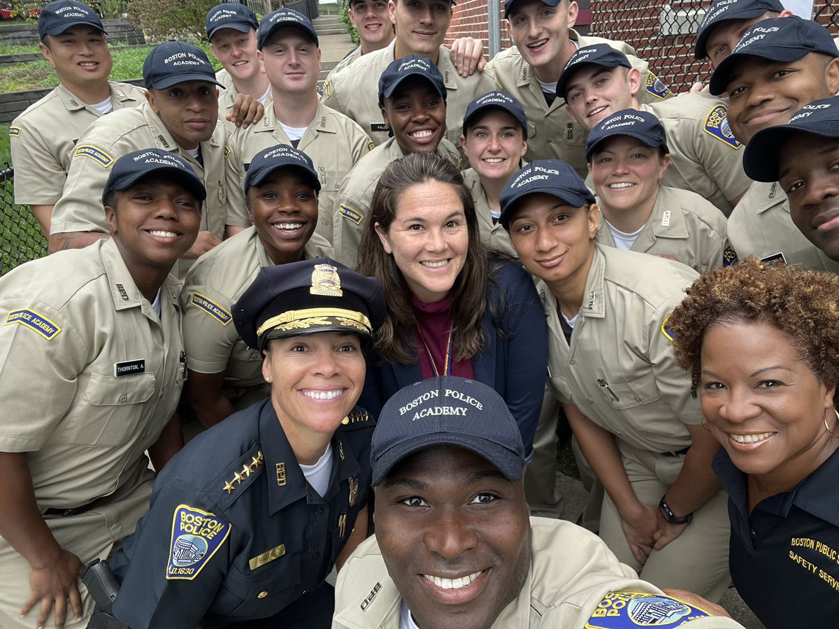 SuperBaston's tweet photo. Nothing beats starting your day off giving high fives to @bostonschooIs students at the Higginson Lewis School with recruit class #62-23 @BPDAcademy! #commmunityengagement #nextgeneration 👏🏽👍🏽💙📚@MayorWu @svilleskipper https://t.co/jXO2zYwTJy