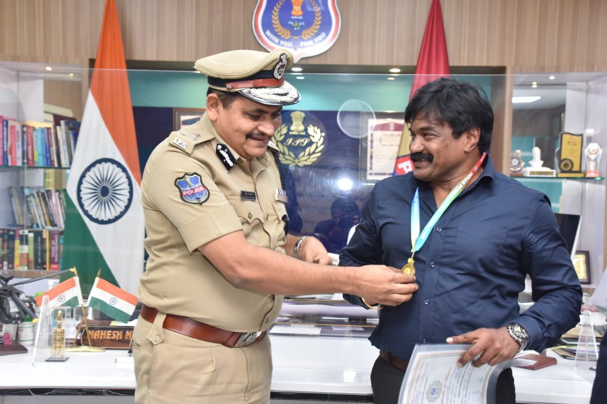 MalkajgiriCop's tweet photo. #CP_Rachakonda Sri. #Mahesh_Bhagwat_IPS, congratulated P. Pradeep Kumar who won #Indian_Powerlifting_Championship2022 working as #AssistantAccountsOfficer(AAO) in #RachakondaPoliceCommissionerate office.
@TelanganaDGP @TelanganaCOPs @hydcitypolice https://t.co/3WzyRgyGNN