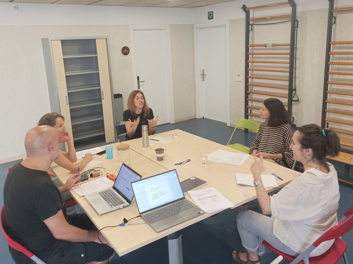 xapsllb's tweet photo. 👉Avui ens hem reunit la comissió de drets i #aporofòbia de la #xapsll. Compartir casos i reflexions, crear continguts i treballar des de la interseccionalitat. Bones pràctiques!
😌Gràcies a @SJD_SS_Bcn per cedir-nos un espai al CRI Creu dels Molers.👍 https://t.co/2itHv05ImM