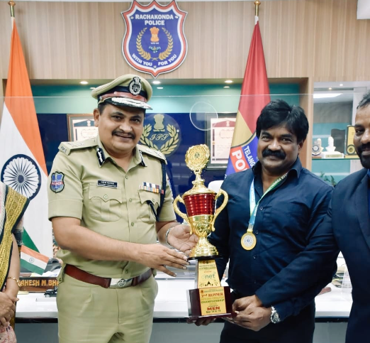 MalkajgiriCop's tweet photo. #CP_Rachakonda Sri. #Mahesh_Bhagwat_IPS, congratulated P. Pradeep Kumar who won #Indian_Powerlifting_Championship2022 working as #AssistantAccountsOfficer(AAO) in #RachakondaPoliceCommissionerate office.
@TelanganaDGP @TelanganaCOPs @hydcitypolice https://t.co/3WzyRgyGNN