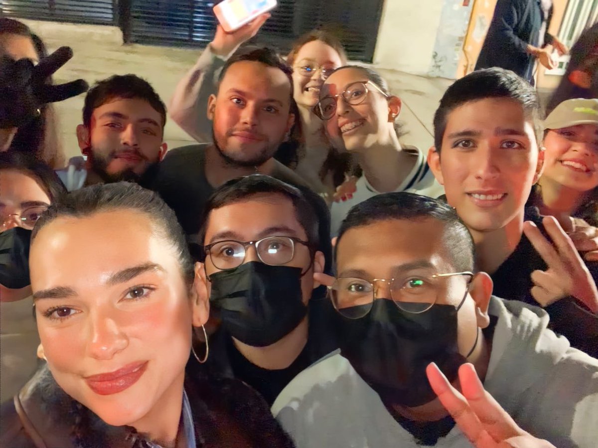 dualipamexico's tweet photo. Dua Lipa con algunos fans el día de ayer en Ciudad de México. (via @duaIupa) https://t.co/BpLeXJY7St
