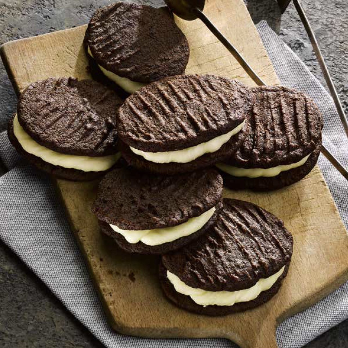 graffeg_books's tweet image. With #GreatBritishBakeOff's grand return to our screens, we thought we'd share a baking recipe from one of our books each week for all those feeling inspired.

Kicking off, we have Chocolate Fork Biscuits featured in Flavours of England: Afternoon Tea 🍫bit.ly/3qP44pG