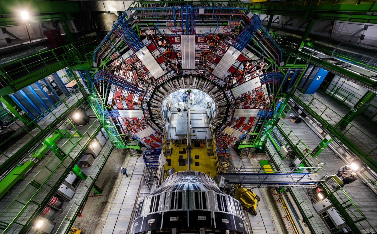 Did you know❓ At the LHC top quark pairs are produced slightly asymmetrically. CMS measures the angular distribution to see if new particles enhance this effect. ⚛️ Read more: cms.cern/news/symmetric…