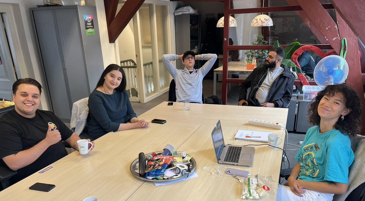 Nieuwe jongerenwerkers volgen een aantal inwerkworkshops. Vanmiddag over #onlinejongerenwerk en JoU030. 
#jouiswaarjongerenzijn