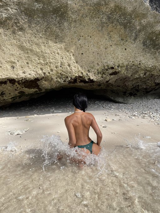 ~ Sea, air n sun (eternal beauty) 🦋OnlyFans: https://t.co/mSIpkkYK1U https://t.co/2npRDm5Ax3