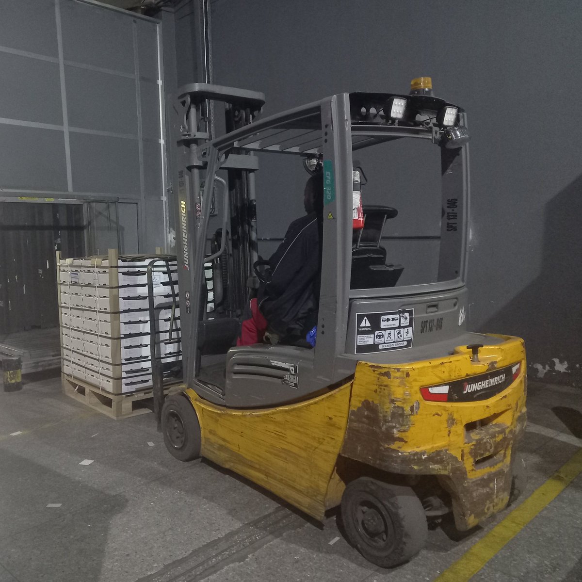 agripexltd's tweet photo. 1 ton, 2 pallets and 250 ..4kgs boxes of avocado to Mumbai, India https://t.co/JWE4SVIT2R