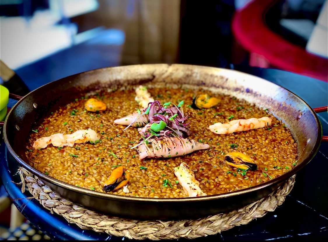 juanluisrecio's tweet photo. En el #DiaMundialdelapaella Rosi La Loca ofrece una amplia diversidad de paellas y #arroces en un mundo de locos. Este día exclusivamente el chef Javier Alfaro preparará la #paella valenciana tradicional pero... https://t.co/gN9x2B9PGO #restaurantes #Madeid #Marbella https://t.co/yXGIhW5MvL