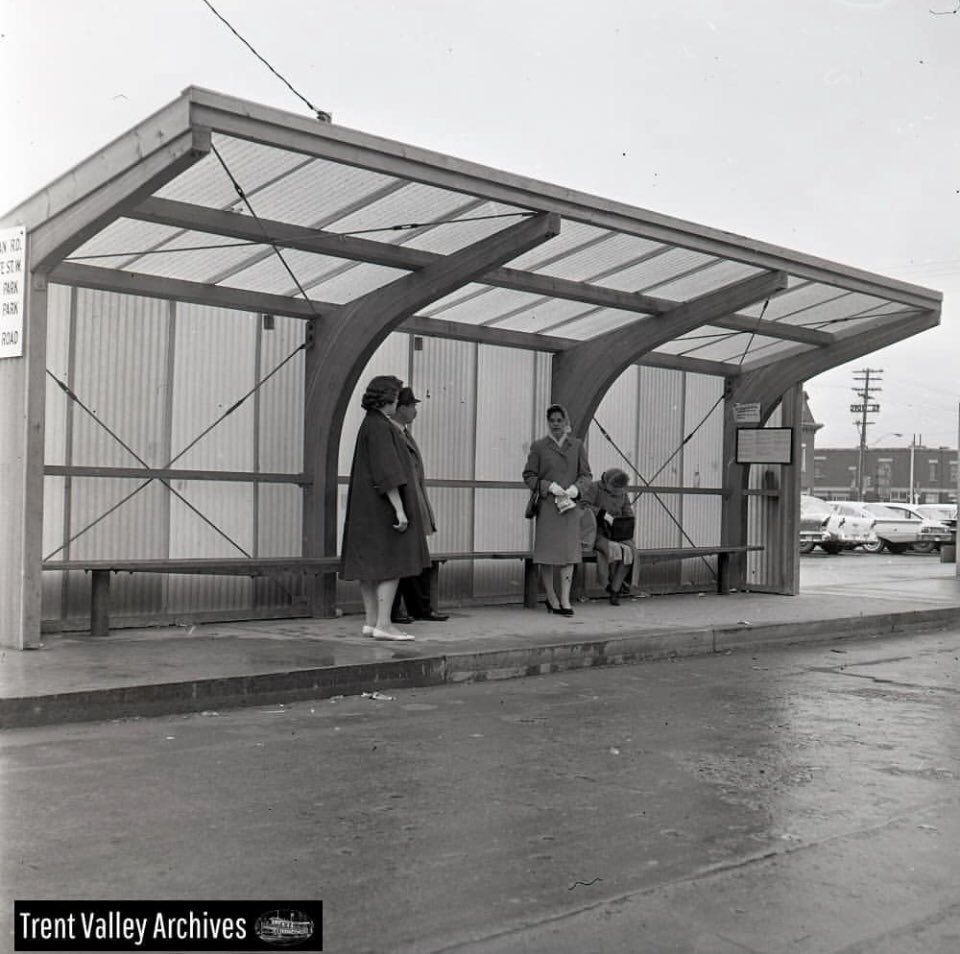 Ptbo_Canada's tweet photo. A @CityPtbo bus shelter in 1962.

📸 @trentvalleyarchives https://t.co/uebytsSFZe