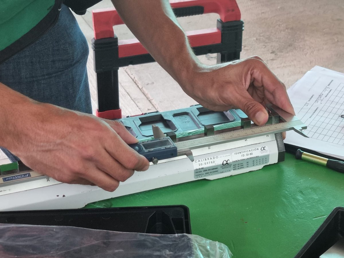 CALIBRACIÓN DE INSTRUMENTOS EN IBPCal
Prestamos atención a los instrumentos en nuestras mediciones, e instrumentos para medición de la magnitud LONGITUD.
Un técnico de una empresa acreditada E.M.A. vino a nuestro taller a calibrar el vernier (calibre, pie de rey, calibrador)