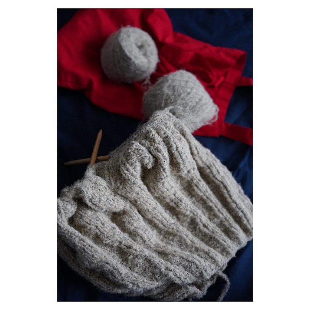 craft_tweet's tweet photo. セーターの進捗状況。
少しだけ進みました。
Here's the progress of the top-down sweater.
The progress is slow.
#knitting #handknit #garment #sweater #topdownsweater #編み物 #トップダウン #トップダウンセーター #yoke #ヨーク #編み物好きさんとつながりたい https://t.co/WaijMT2MBj https://t.co/A1zeUcmCXu