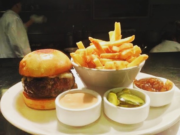 risDC's tweet image. It's Taco Tuesday! Grilled Swordfish Tacos served with grilled chilies and red onion, pico de gallo, cilantro crema, scallions and lime.  OR, maybe you're in the mood for a RIS Burger.  Lunch served Mon-Fri, 12 noon to 4pm.  Walk-ins welcome.  202-730-2500