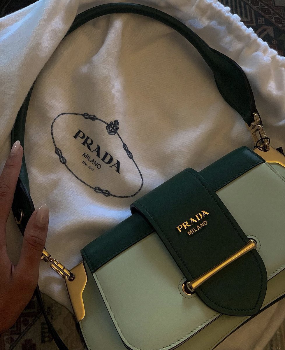 onIy4girIs's tweet photo. شنطة Prada أخذت قلبيي https://t.co/BlWFVTNXrL