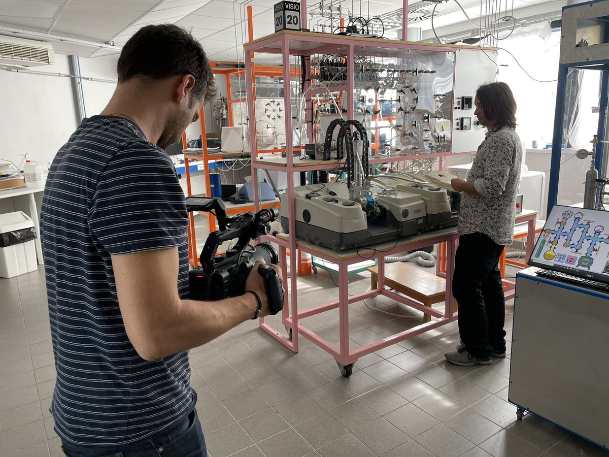 CNRS_PN's tweet photo. 🎥 Dans les coulisses de la préparation de la cérémonie #TalentsCNRS avec Christelle Jozet- Alves, enseignante-chercheure en biologie du comportement à @EthosLabo et Yoann Levaque, ingénieur d’études au @labo_lcs expert de l’automatisation de cellules d’analyse spectroscopiques https://t.co/db89wtl3rD