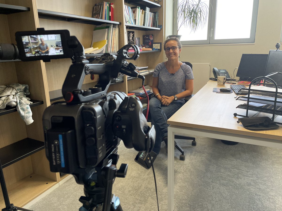 CNRS_PN's tweet photo. 🎥 Dans les coulisses de la préparation de la cérémonie #TalentsCNRS avec Christelle Jozet- Alves, enseignante-chercheure en biologie du comportement à @EthosLabo et Yoann Levaque, ingénieur d’études au @labo_lcs expert de l’automatisation de cellules d’analyse spectroscopiques https://t.co/db89wtl3rD