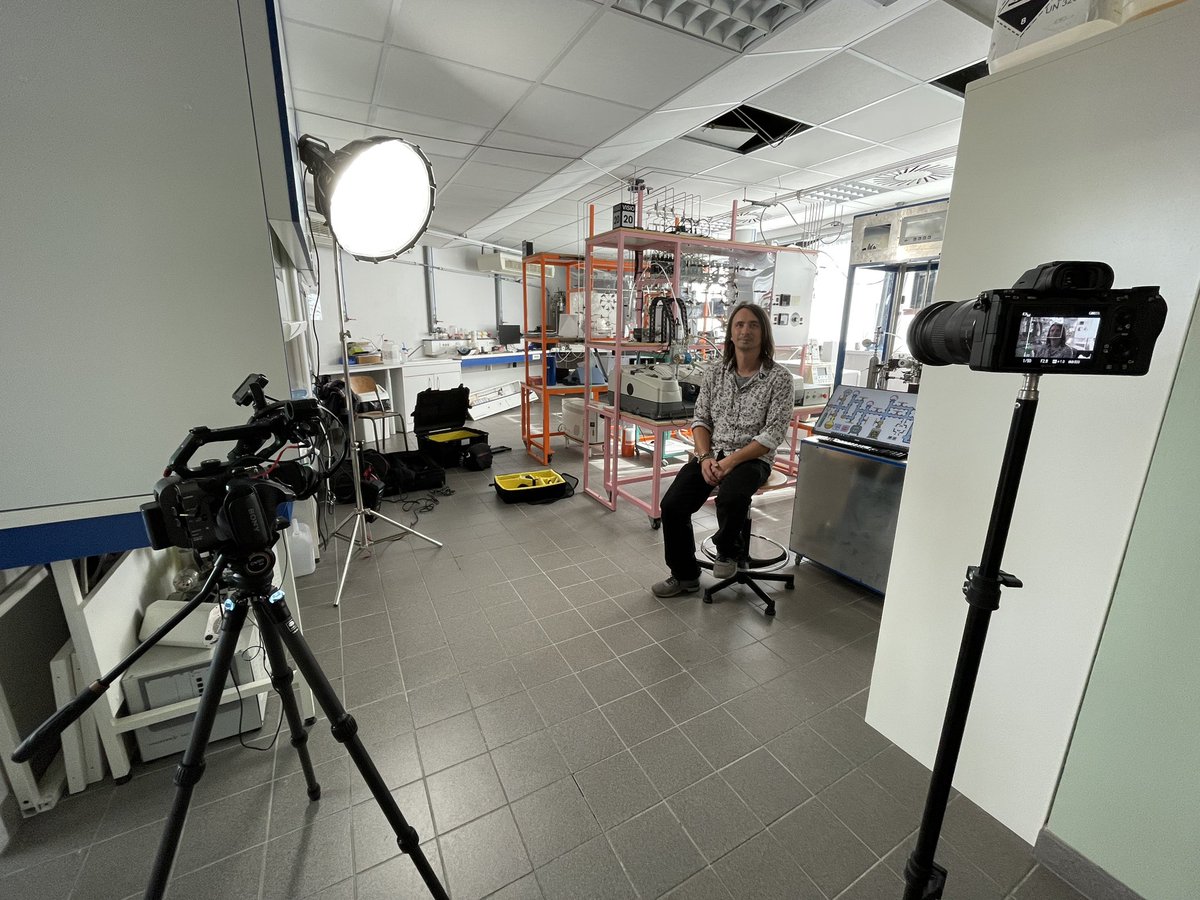 CNRS_PN's tweet photo. 🎥 Dans les coulisses de la préparation de la cérémonie #TalentsCNRS avec Christelle Jozet- Alves, enseignante-chercheure en biologie du comportement à @EthosLabo et Yoann Levaque, ingénieur d’études au @labo_lcs expert de l’automatisation de cellules d’analyse spectroscopiques https://t.co/db89wtl3rD